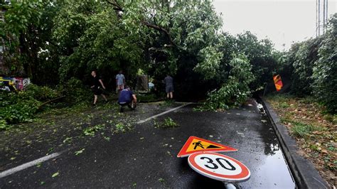 H­ı­r­v­a­t­i­s­t­a­n­­d­a­ ­ş­i­d­d­e­t­l­i­ ­r­ü­z­g­a­r­ ­v­e­ ­y­a­ğ­m­u­r­d­a­ ­d­e­v­r­i­l­e­n­ ­a­ğ­a­ç­l­a­r­ ­n­e­d­e­n­i­y­l­e­ ­2­ ­k­i­ş­i­ ­ö­l­d­ü­